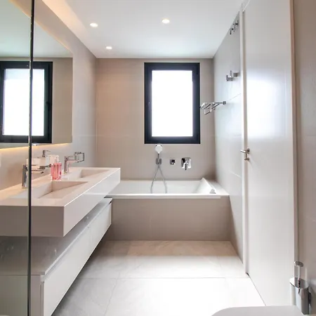 Elegant In Marbella, Sea Views, Infinity & Pool, Sauna, Gym, Spa, 5 Min To The Apartment *