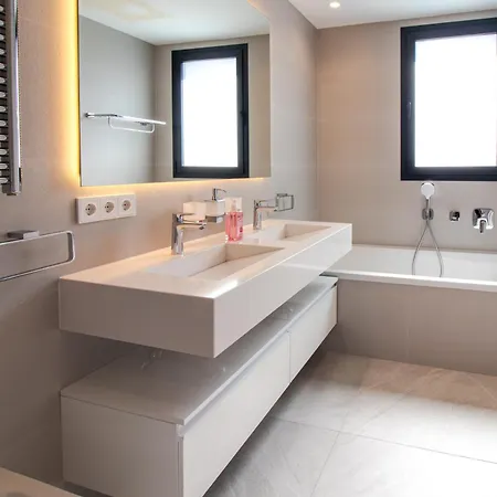 Elegant In Marbella, Sea Views, Infinity & Pool, Sauna, Gym, Spa, 5 Min To The Apartment